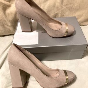 Very Comfortable tan black heeled pump with gold detail
